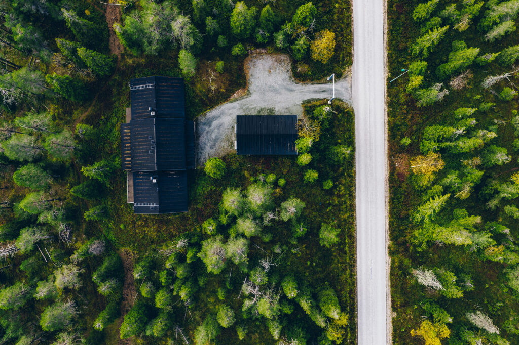 Ilmakuva, rakennus ja metsää